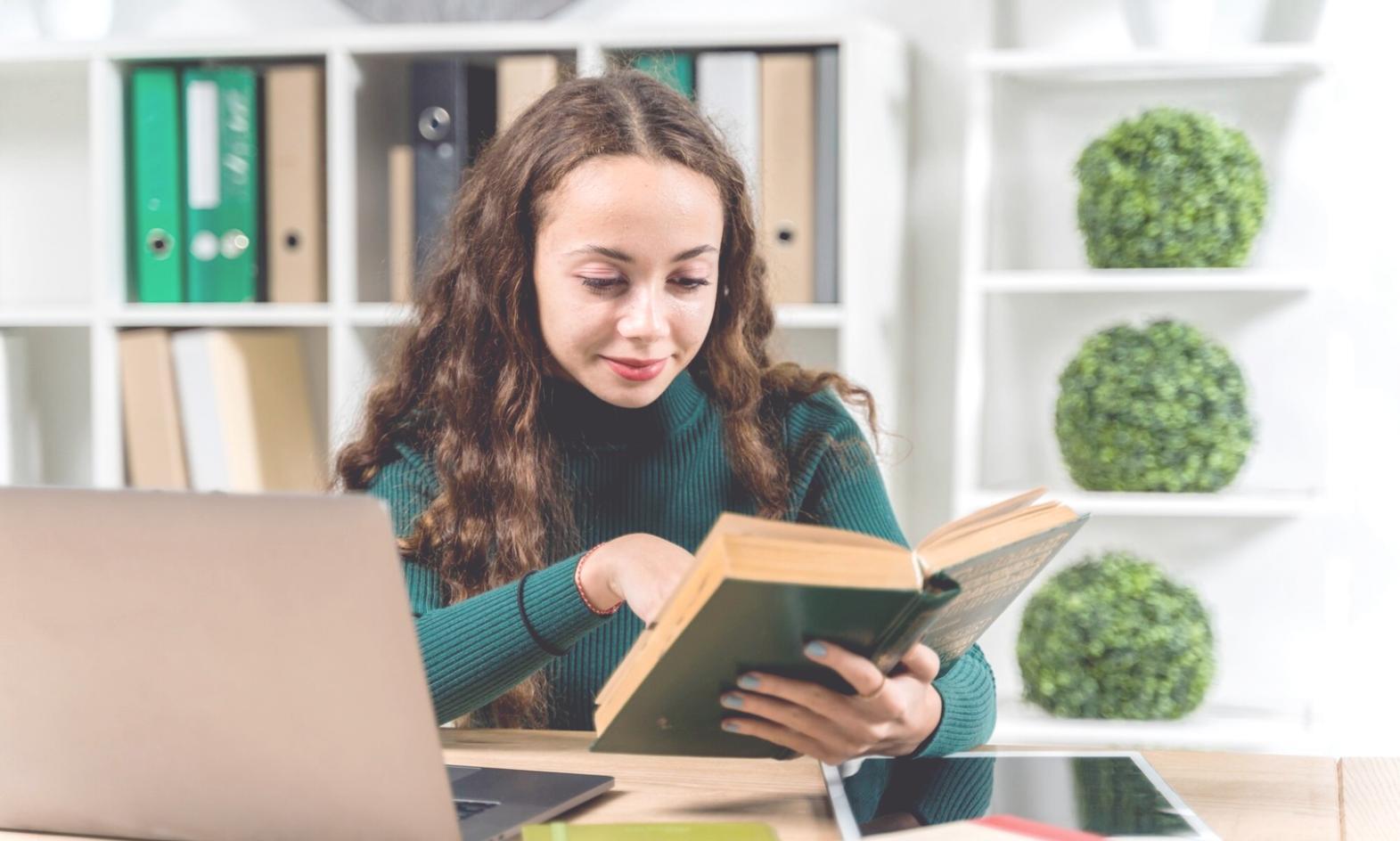 Detaillierte Budgetplanung mit Kalenderansicht und Finanzübersichten auf einem modernen Schreibtisch